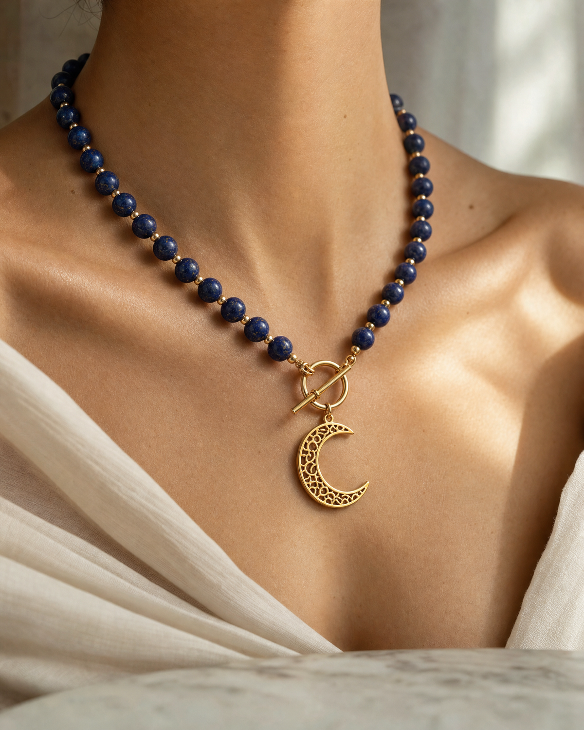 Model w naszyjniku z lapis lazuli, kadr z bliska (zdjęcie poglądowe)