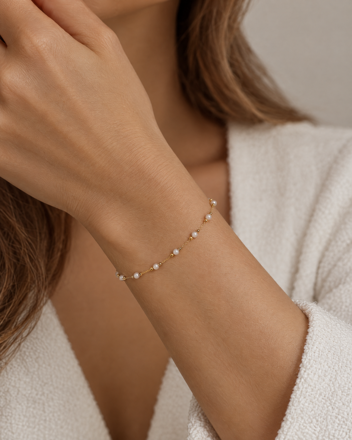 Model w bransoletce z mlecznymi kulkami (zdjęcie poglądowe)