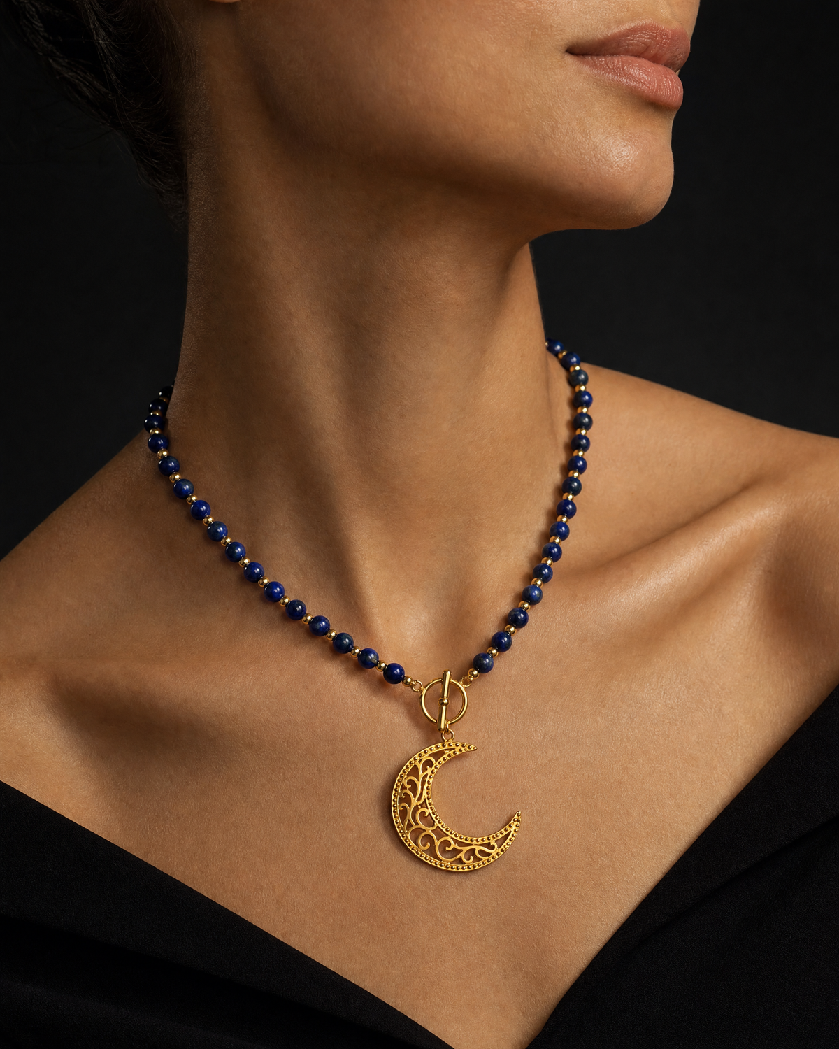 Model w naszyjniku z lapis lazuli (zdjęcie poglądowe)
